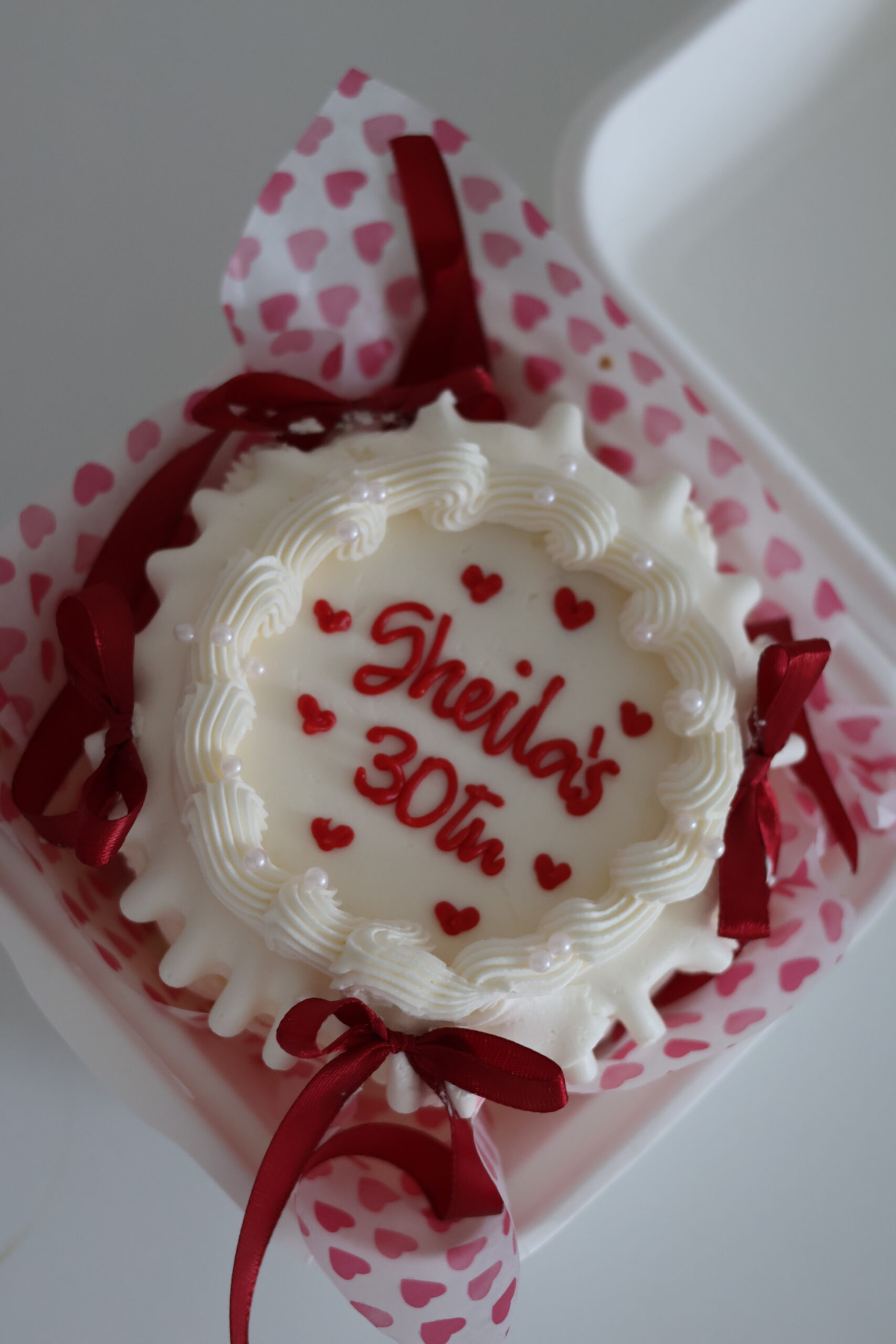 Bento Cake artesanal con lazos y dedicatoria personalizada