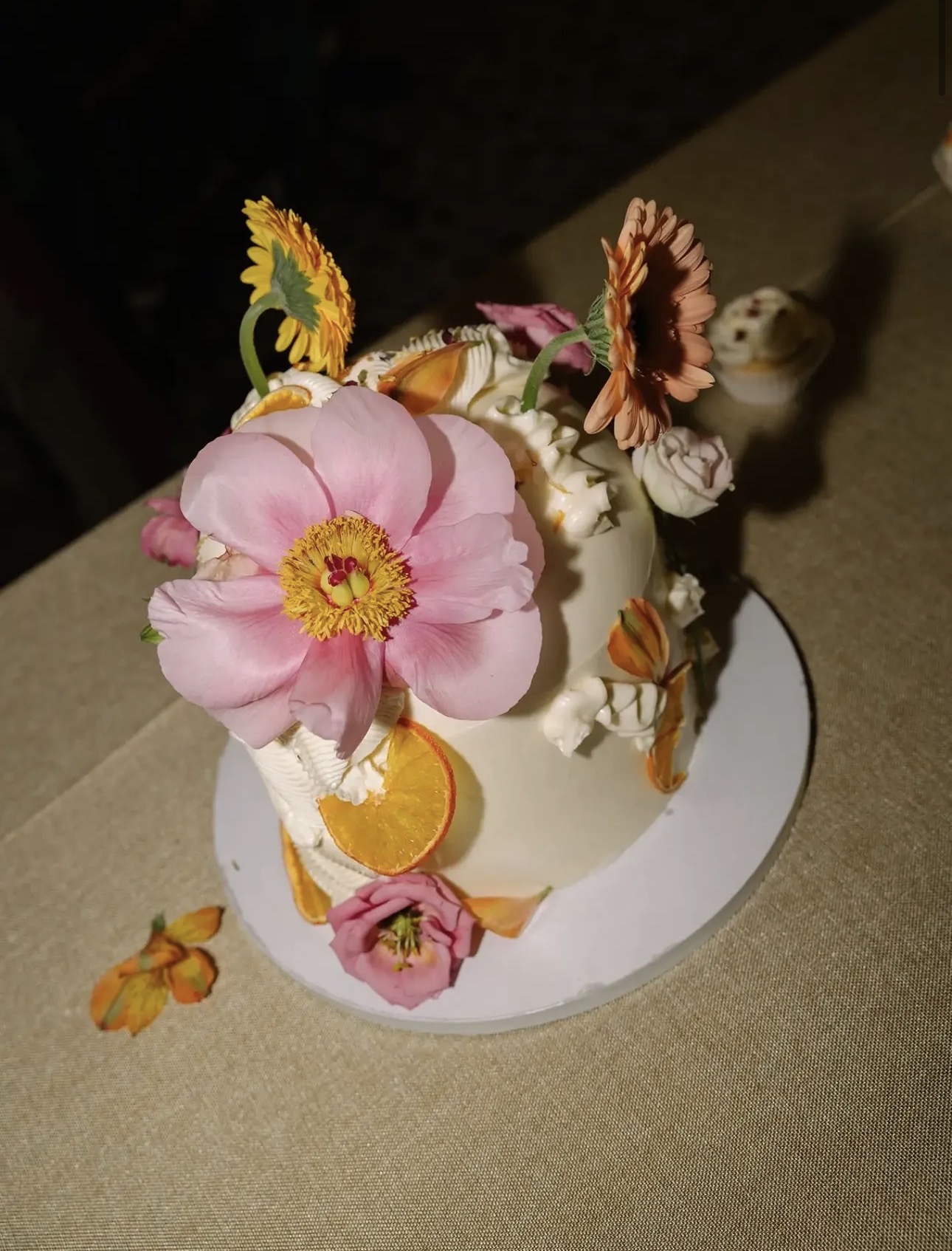 Specialty Cake con flores naturales y estilo de autor